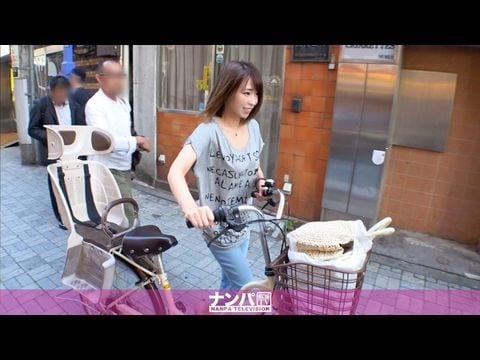 200GANA-2113 マ軟派、初撮。 1370 ナン失敗続きで落ち込んでいた時、ママチャリにまたがった美人奥様が現れた！！買い物袋でンンに詰まった前カ、胸元のゆるいTシャツ、足元はサンル。「5歳の息子と旦那がお腹を空かして待ってます…」生活感剥き出しの美人奥様は釣れるのか？？1