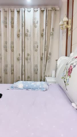 超甜美良家少妇型！性感睡衣喜欢玩诱惑！吊带黑丝美腿，翘起猛扣骚逼，太骚了看的观众流鼻血